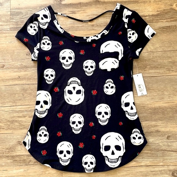 Tops - Skull & Roses Fitted tee NWT